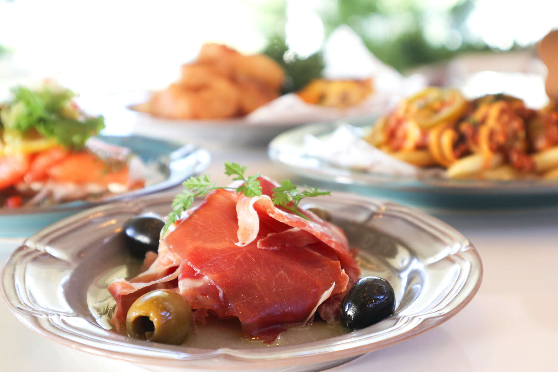 生ハム(ハモンセラーノ)オリーブ添え等の前菜