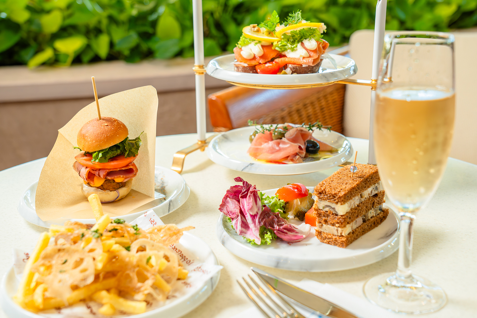 スパークリングワインとライ麦パンと県産テリーヌ等の前菜