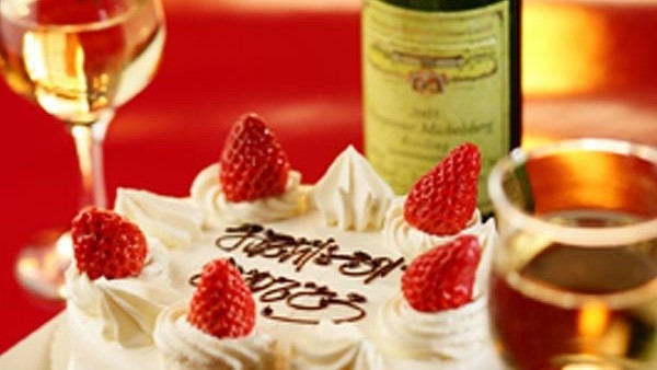 ≪笑顔の記念日≫　〜感謝の気持ちを大切な人へ〜　ケーキとワインで乾杯