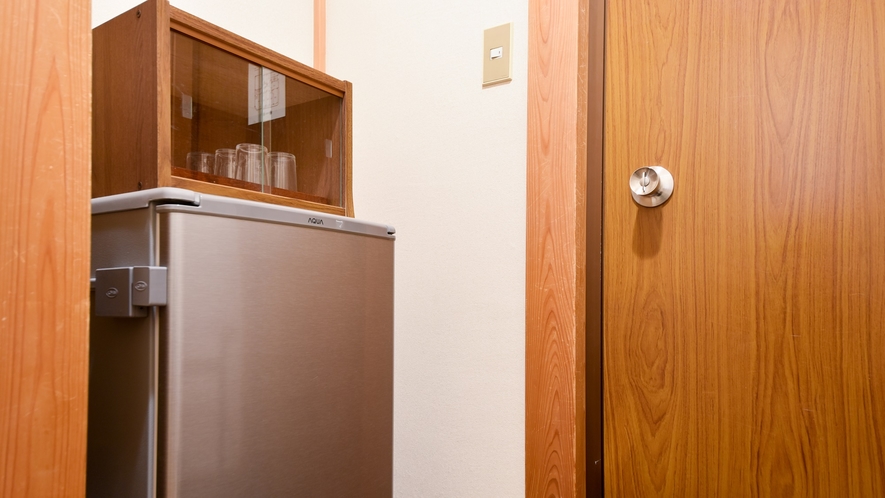 *客室一例／各部屋にある飲み物付き冷蔵庫。