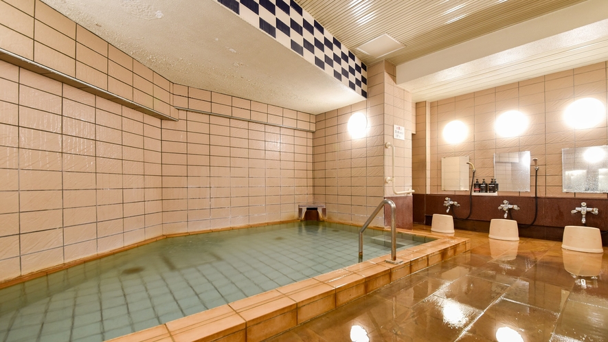 *男性用大浴場／24時間入浴可能。明るく広々とした湯船でさっぱりと汗を流して下さい。 