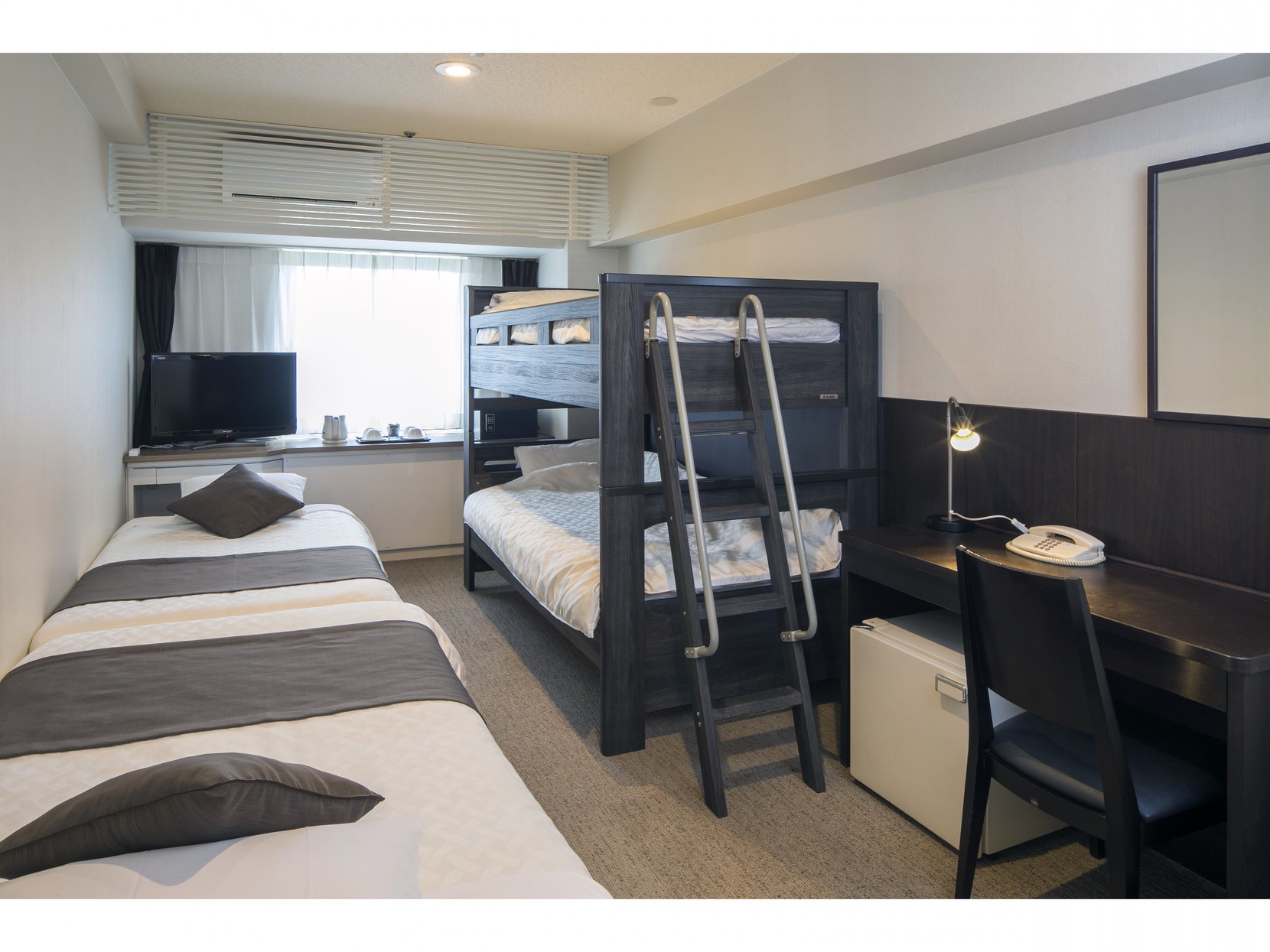 フォースルーム/２３平米/シングルベッド２台・２段ベッド１台