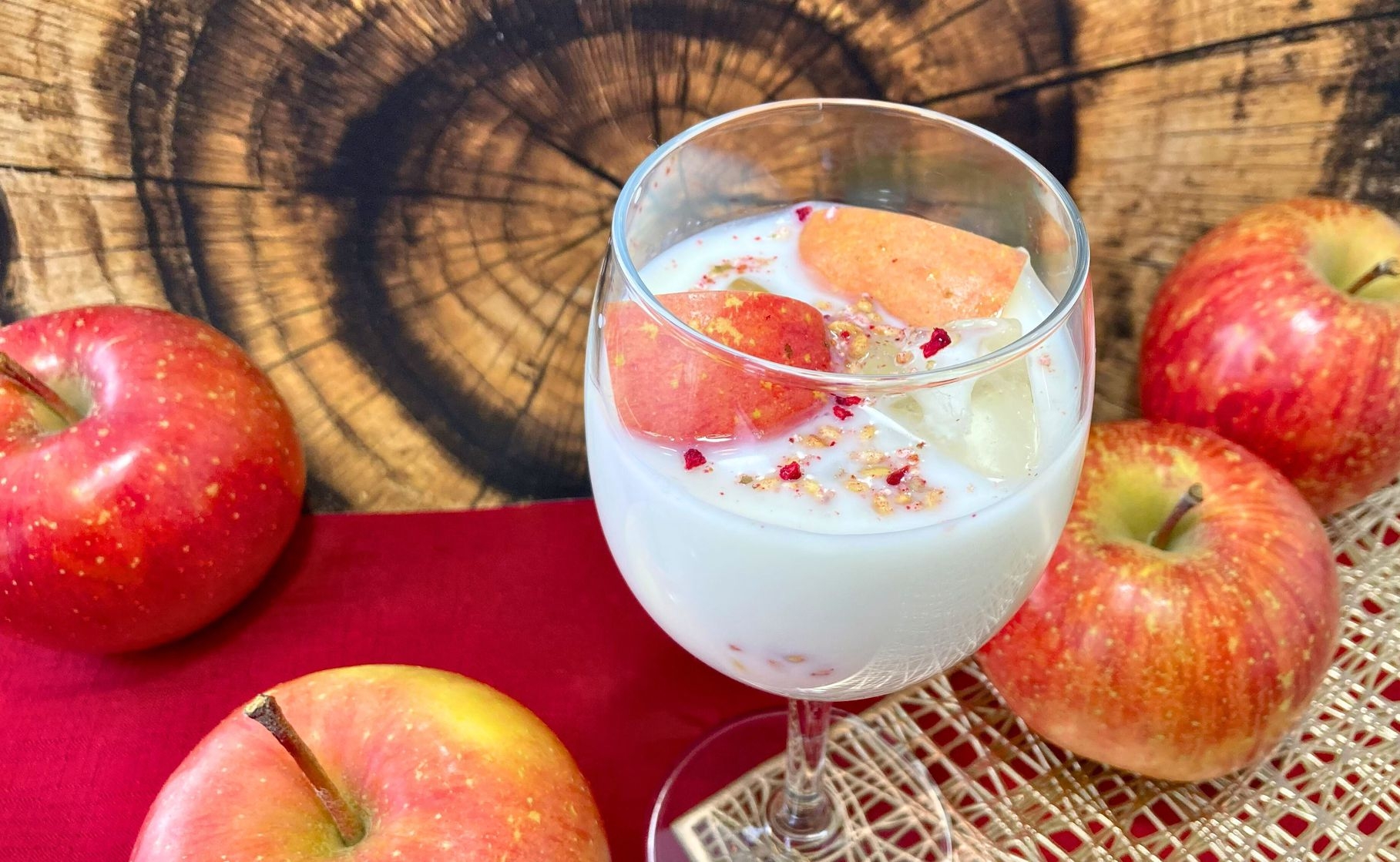 ポムポムフェアとともにりんごカクテルを味わう　夕朝食付き