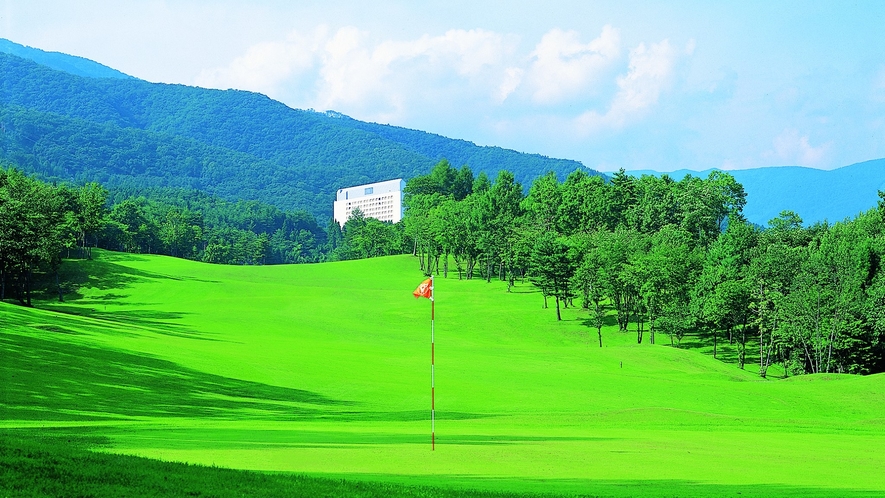 【雫石ゴルフ場】から松10番ホール。ホテルの目の前にはゴルフ場があります。