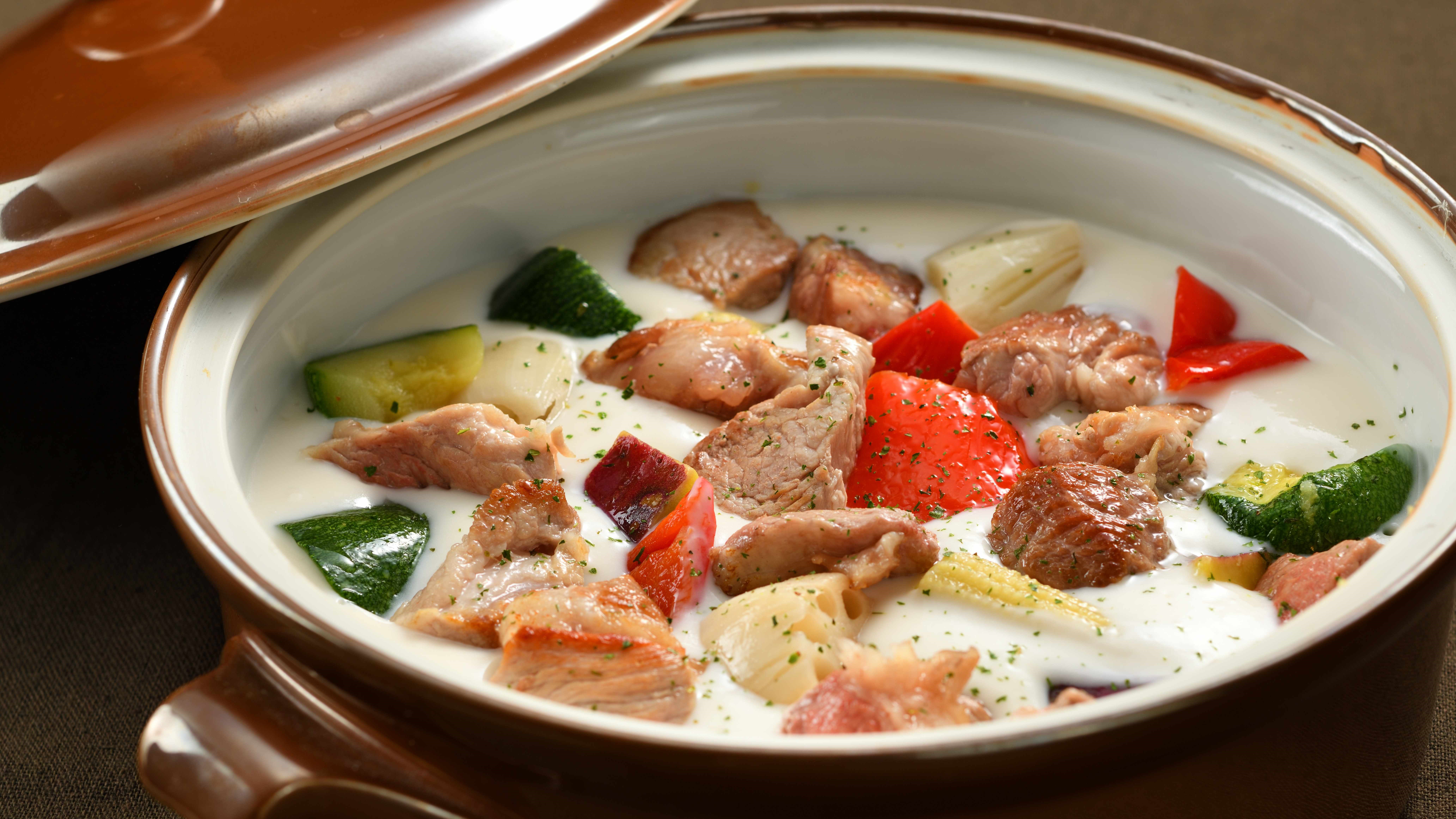 杜仲茶ポークとゴロゴロ野菜のシチュー