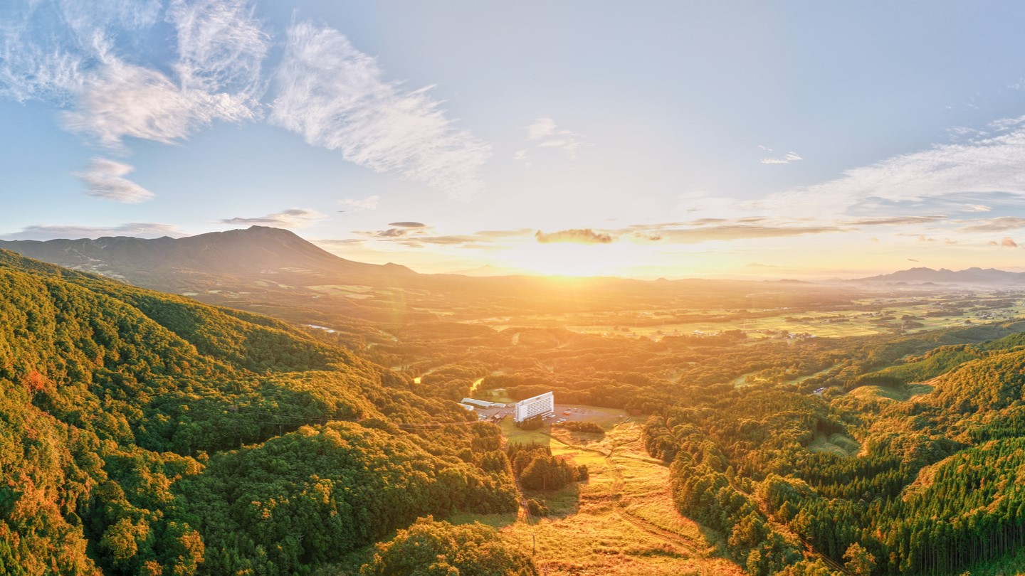 【ホテル外観】壮麗な岩手山を望み、四季の移ろいを感じることができるオールシーズンリゾート、雫石プリン
