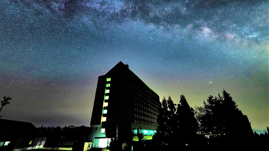 【ホテル外観】晴れの夜に澄んだ空気の銀河から降り注ぐ満天の星をお楽しみいただけます。