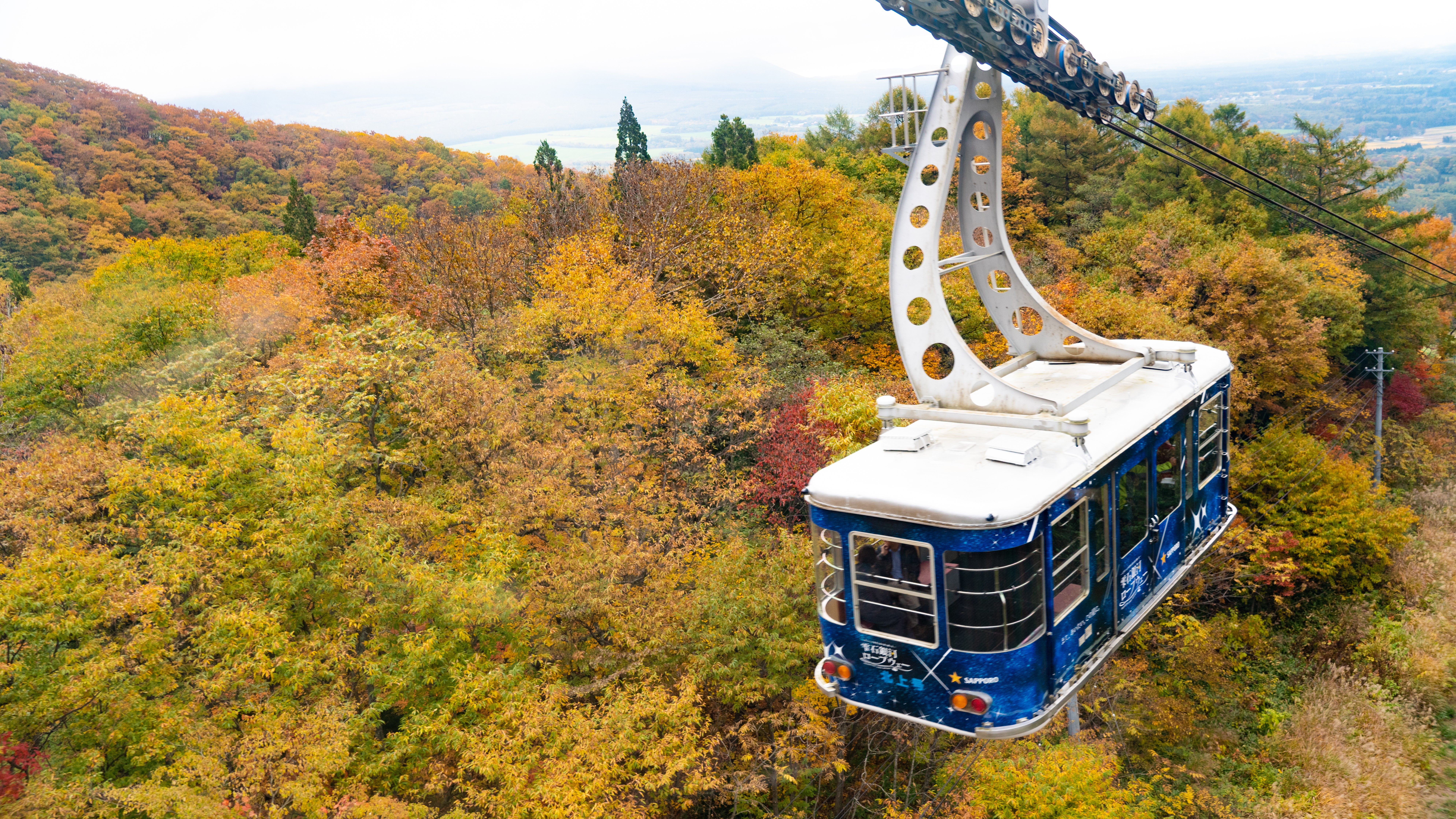 ロープウェーから壮麗な紅葉が眺められます。