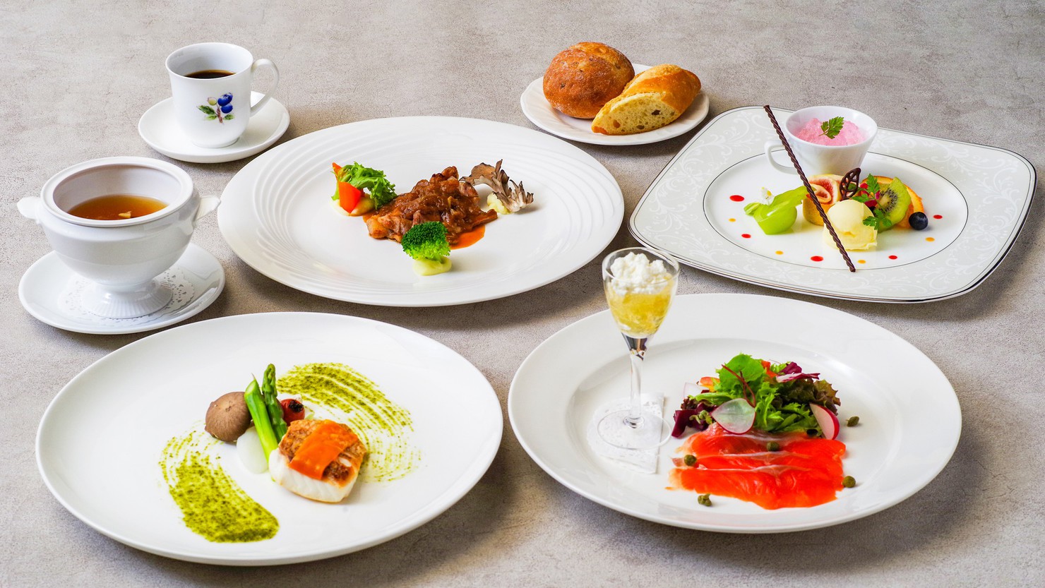 【秋冬SALE】浅間山の絶景や紅葉の絨毯が楽しめる高原のオーベルジュ＜夕朝食付き＞