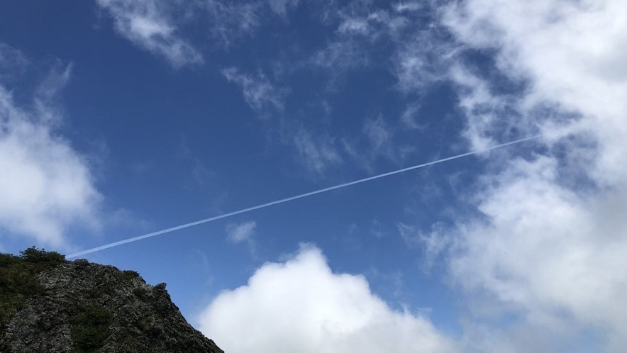 富良野西岳と飛行機雲