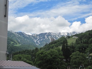 和洋室から見える五竜岳とジャンプ台