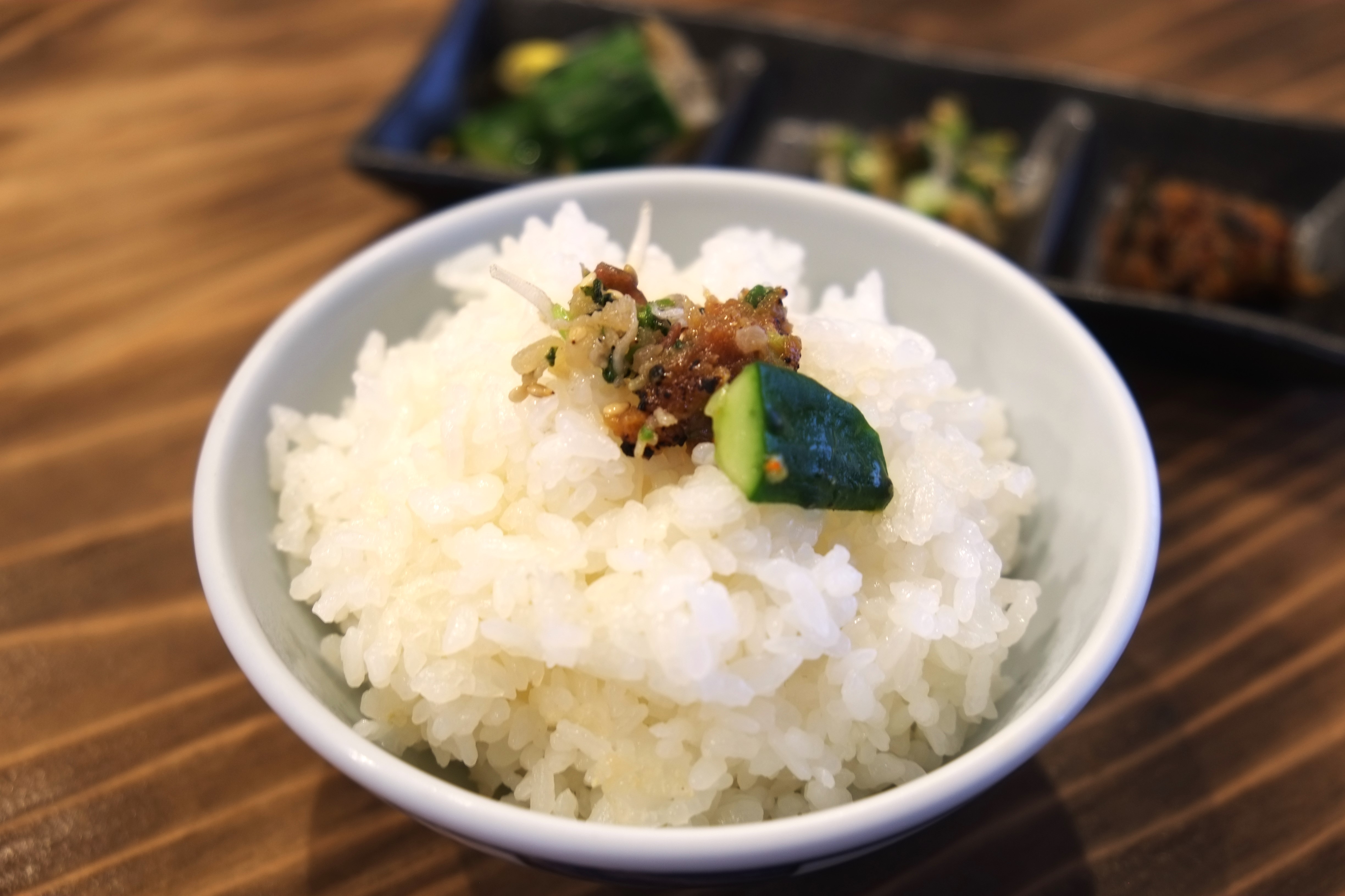 地元米をお席で炊き上げ！ご飯のおともは大根葉の自家製ふりかけや焼き味噌など。