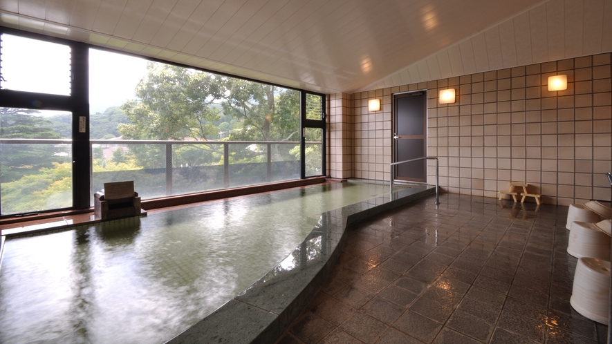 大浴場／自家源泉があふれる展望風呂。※男女ともほぼ同じ広さです