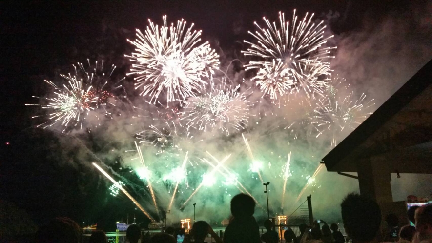 【芦ノ湖花火】毎年夏には、芦ノ湖夏祭りウィークにて花火大会が開催されます。