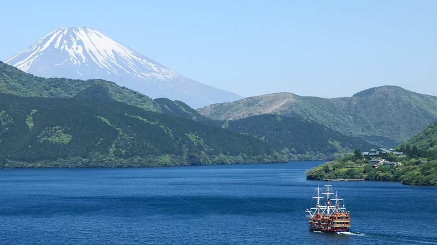 芦ノ湖から望む富士山（夏）