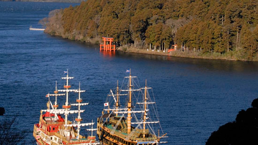 芦ノ湖と海賊船（秋・11月）