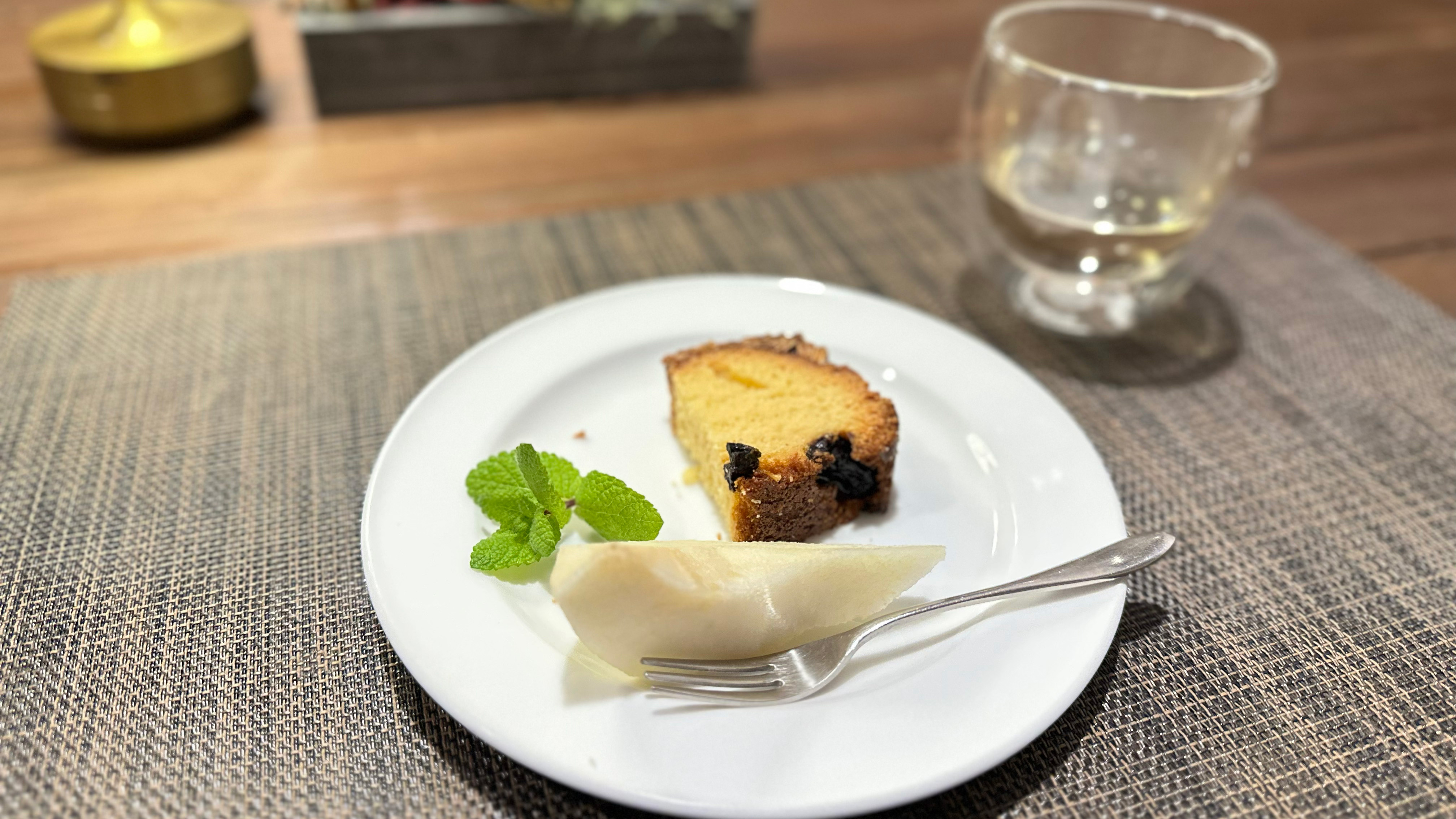 秋冬夕食一例：スタッフ手作りケーキと庭で取れたレモングラスのハーブティー