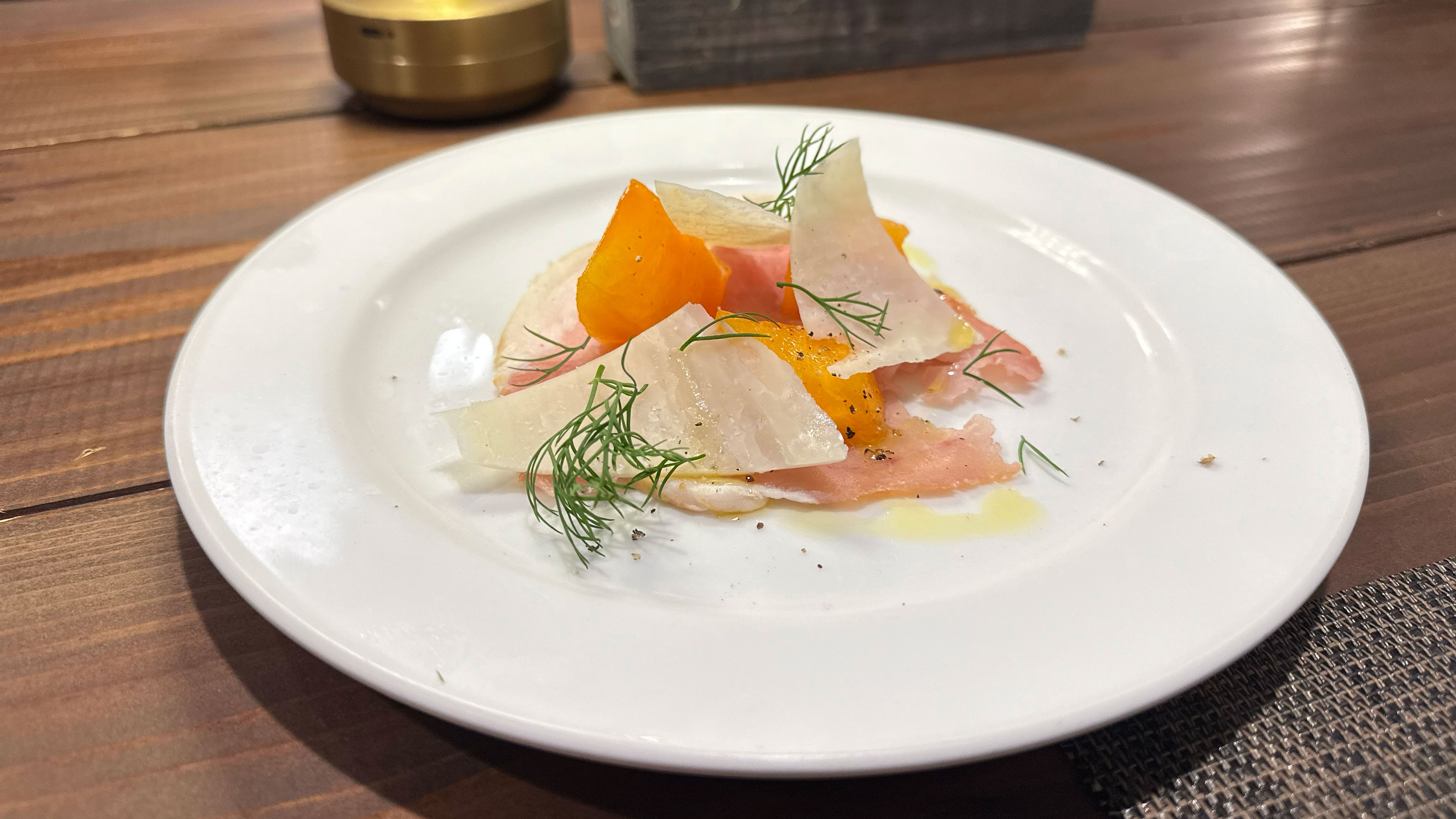 秋冬夕食一例：生ハムと柿に山羊のミルクでできたチーズを添えて