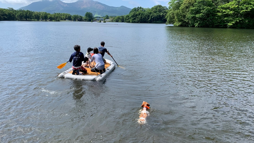 ワンちゃんと湖で遊ぶ