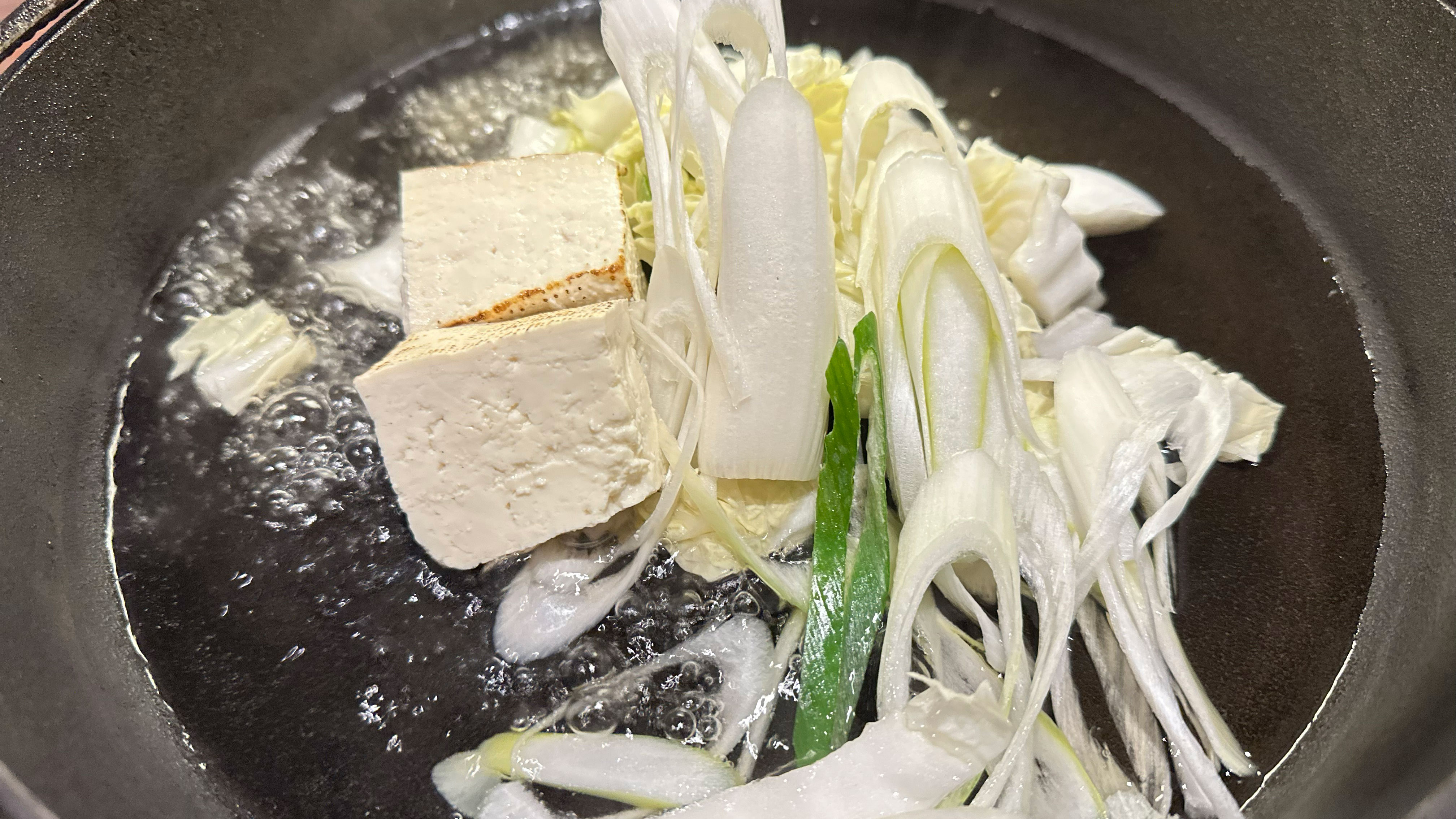 秋冬夕食一例：煮立ったらさっと肉を軽く火を通してしゃぶしゃぶをお召し上がりください。