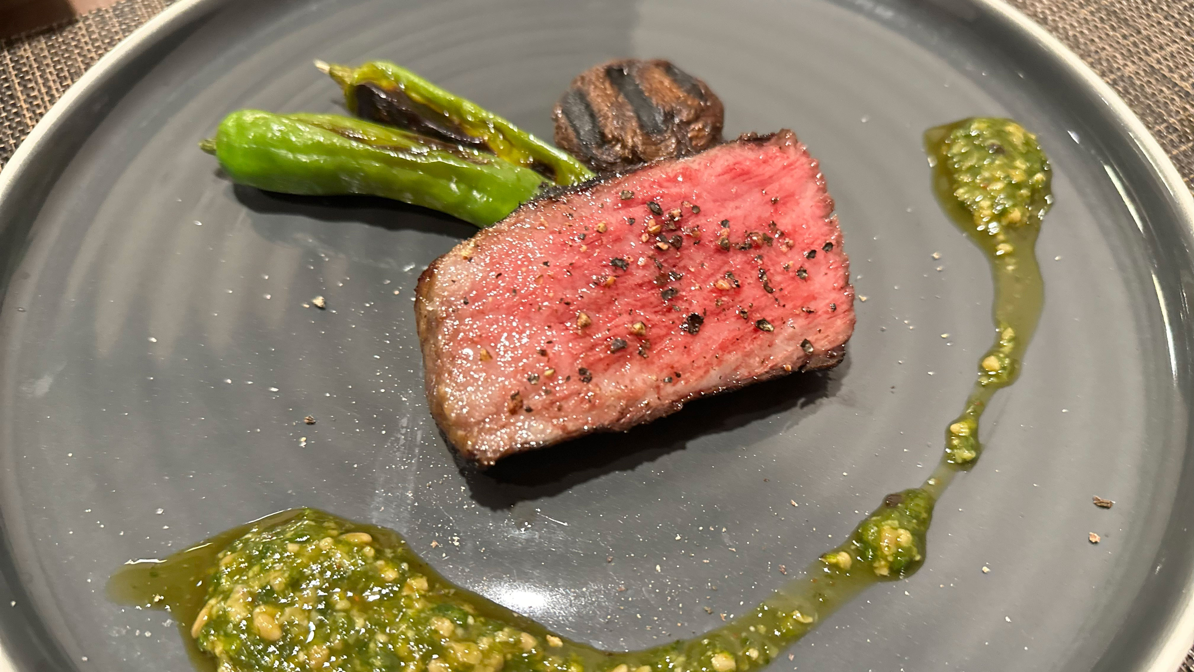 秋冬夕食一例：会津黒毛和牛ステーキ。ハラペーニョの酢漬けをステーキと一緒に。