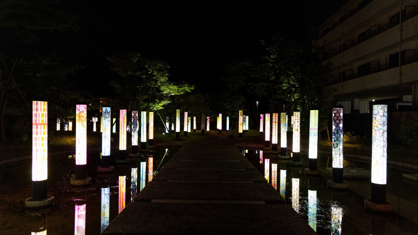 温泉街 夜