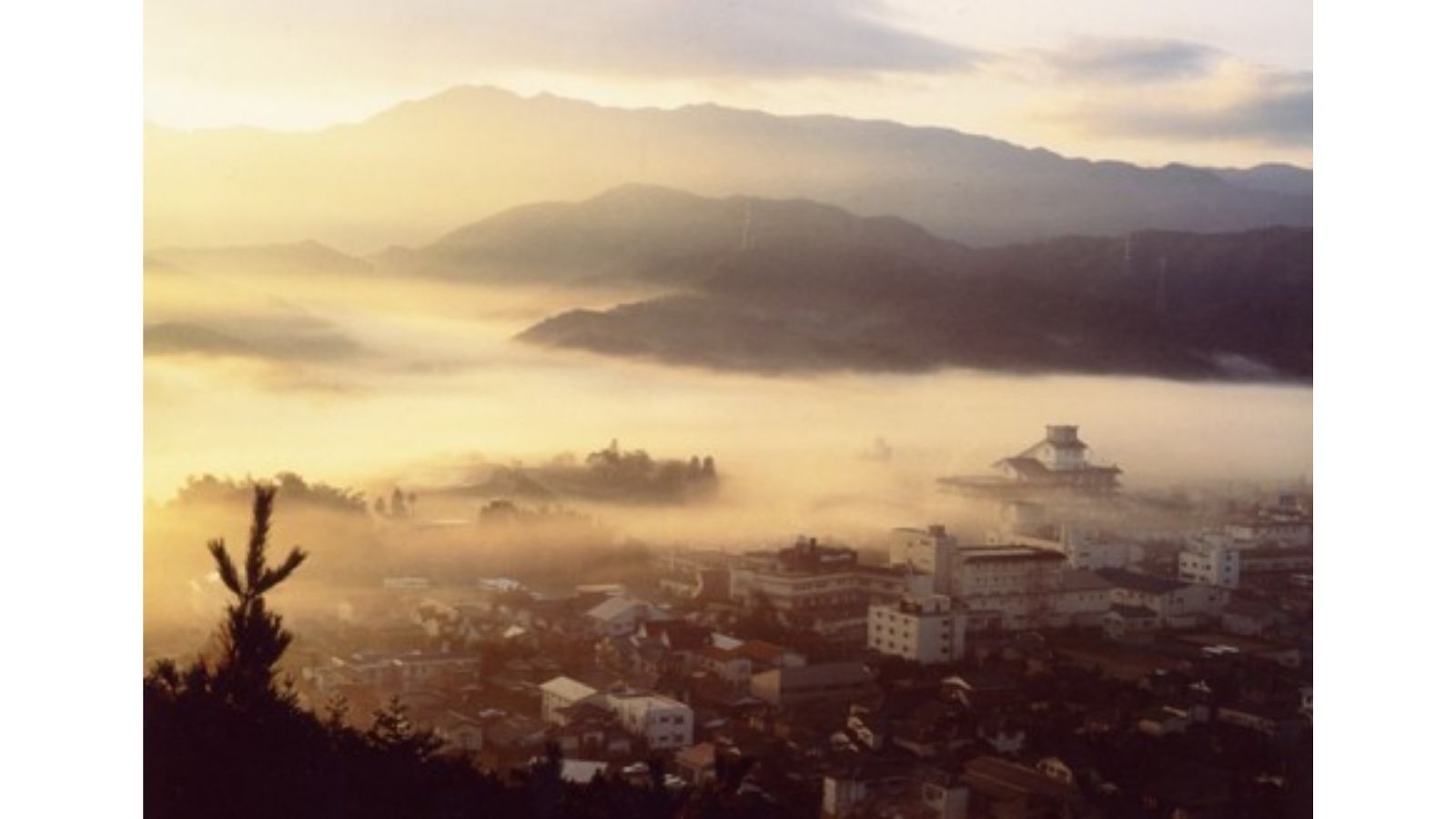 朝靄の月岡温泉
