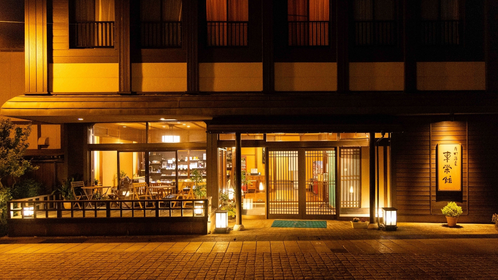 施設外観 夜