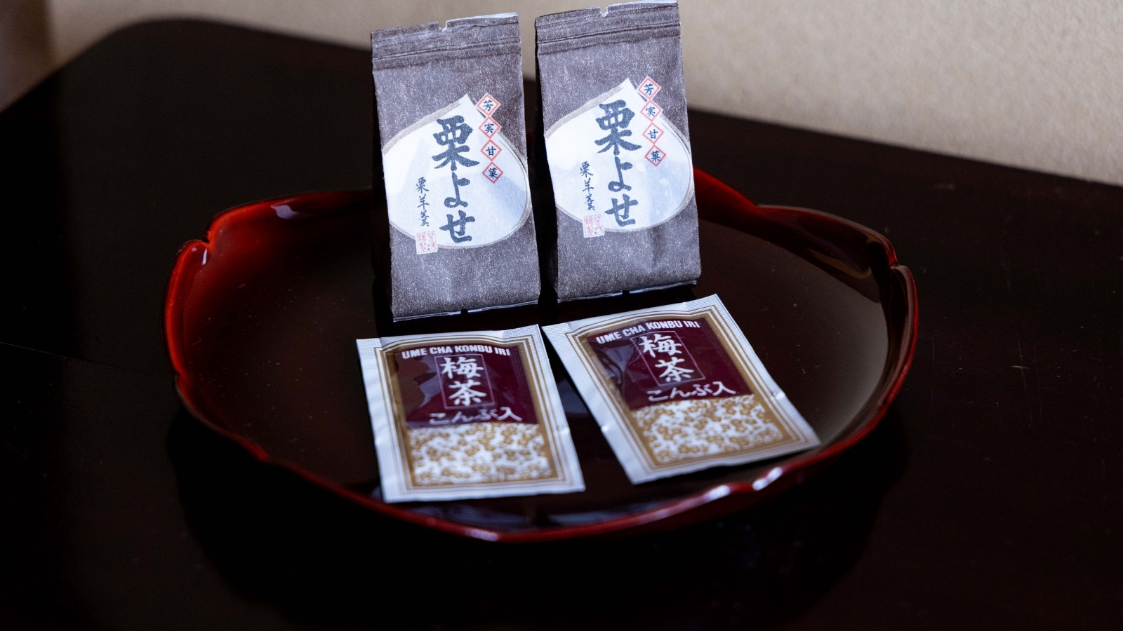 茶菓子をサービスいたします