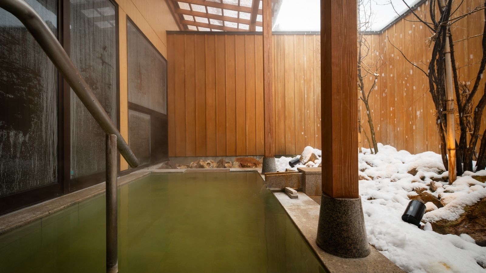 月の湯　露天風呂