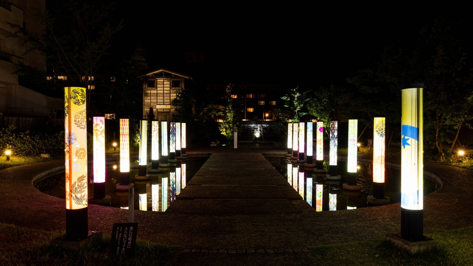 温泉街 夜