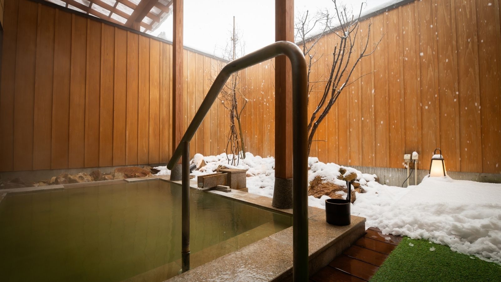 月の湯　露天風呂