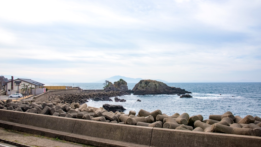 *【部屋からの景色】目の前には雄大な日本海が広がります。汐の香りと波の音をお楽しみください。