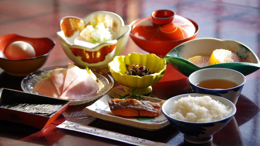 *【料理】朝は和定食をご用意。地物野菜のサラダや煮物等