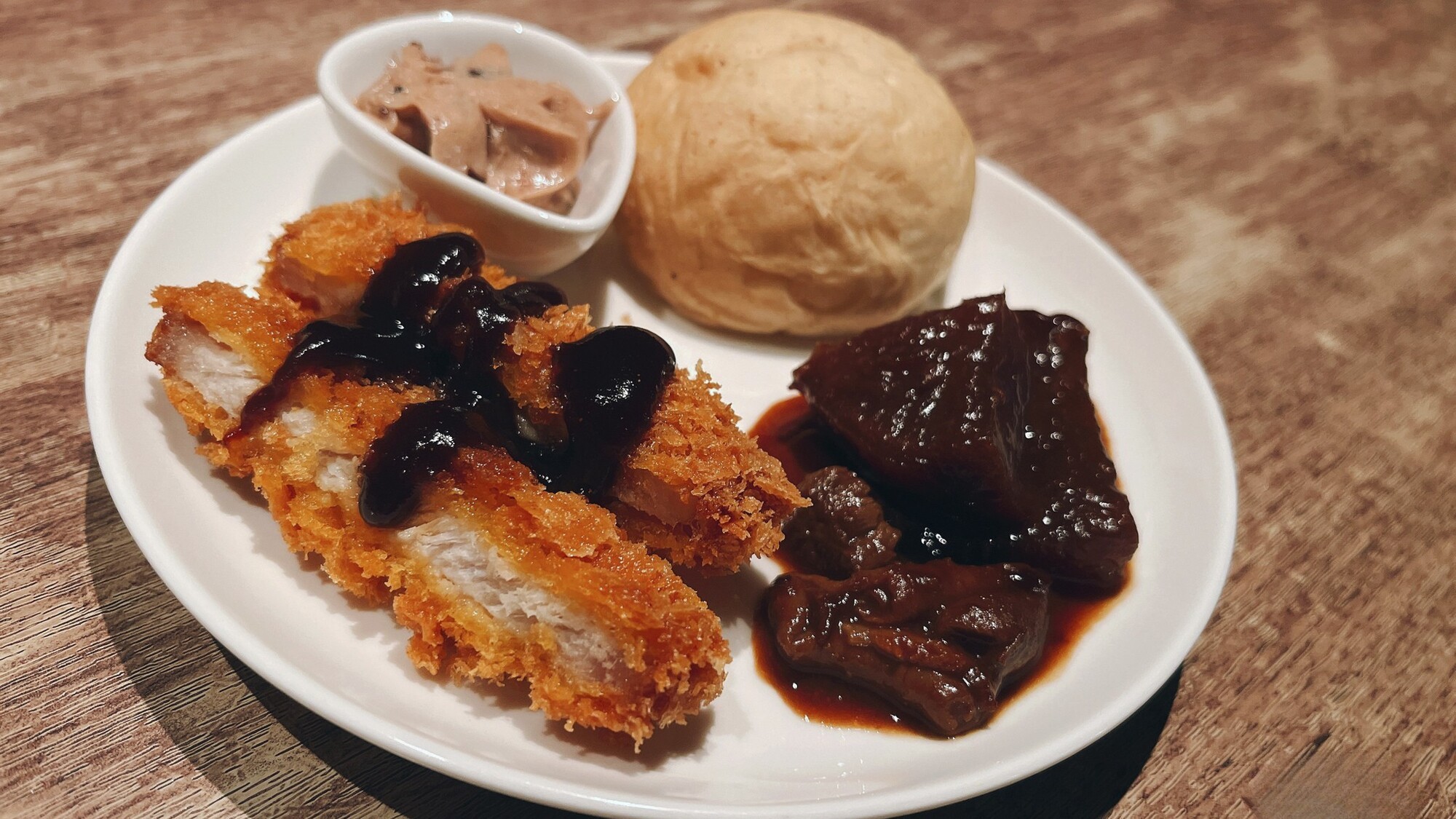 ナゴヤメシメニュー　味噌カツ、どて煮、おぐらあんバター