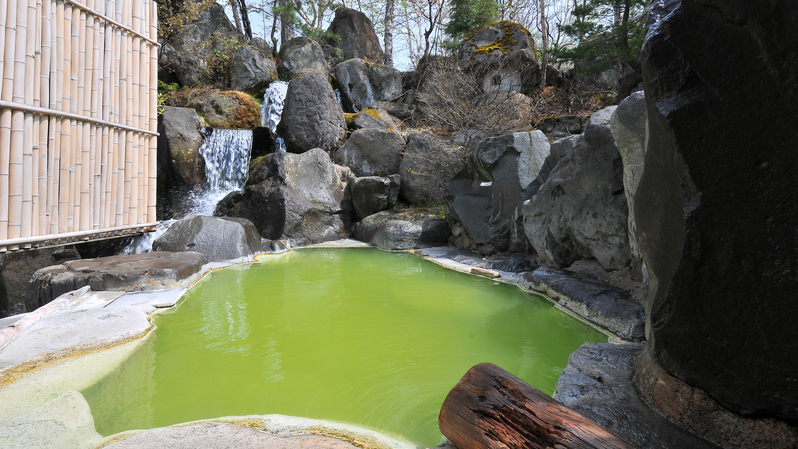 国内でも数少ない翡翠色の湯　碧落 岩露天