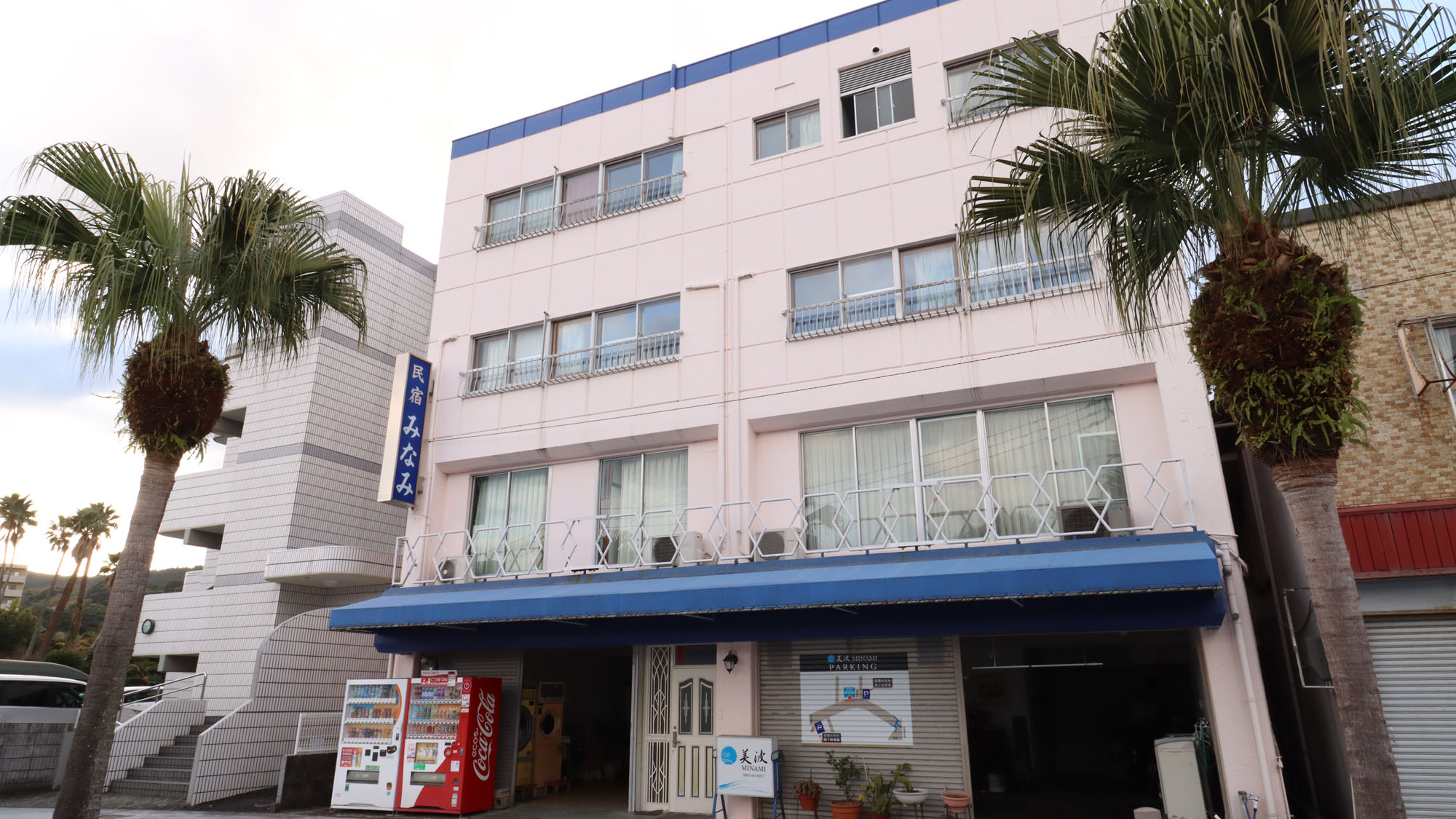 【外観】青島駅前通りに面したお宿です