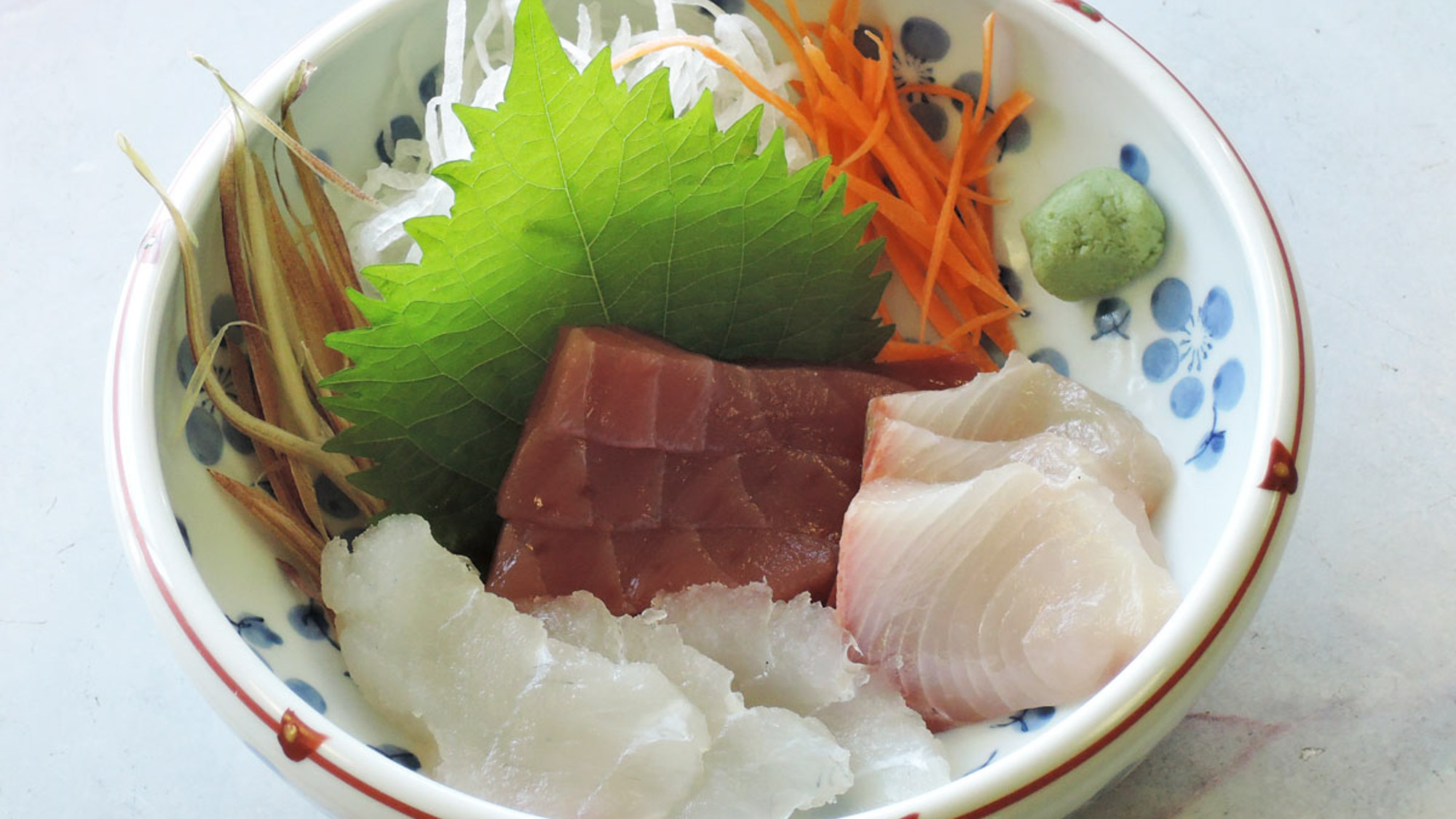 *【夕食一例】青島港でその日に揚がった魚の刺身