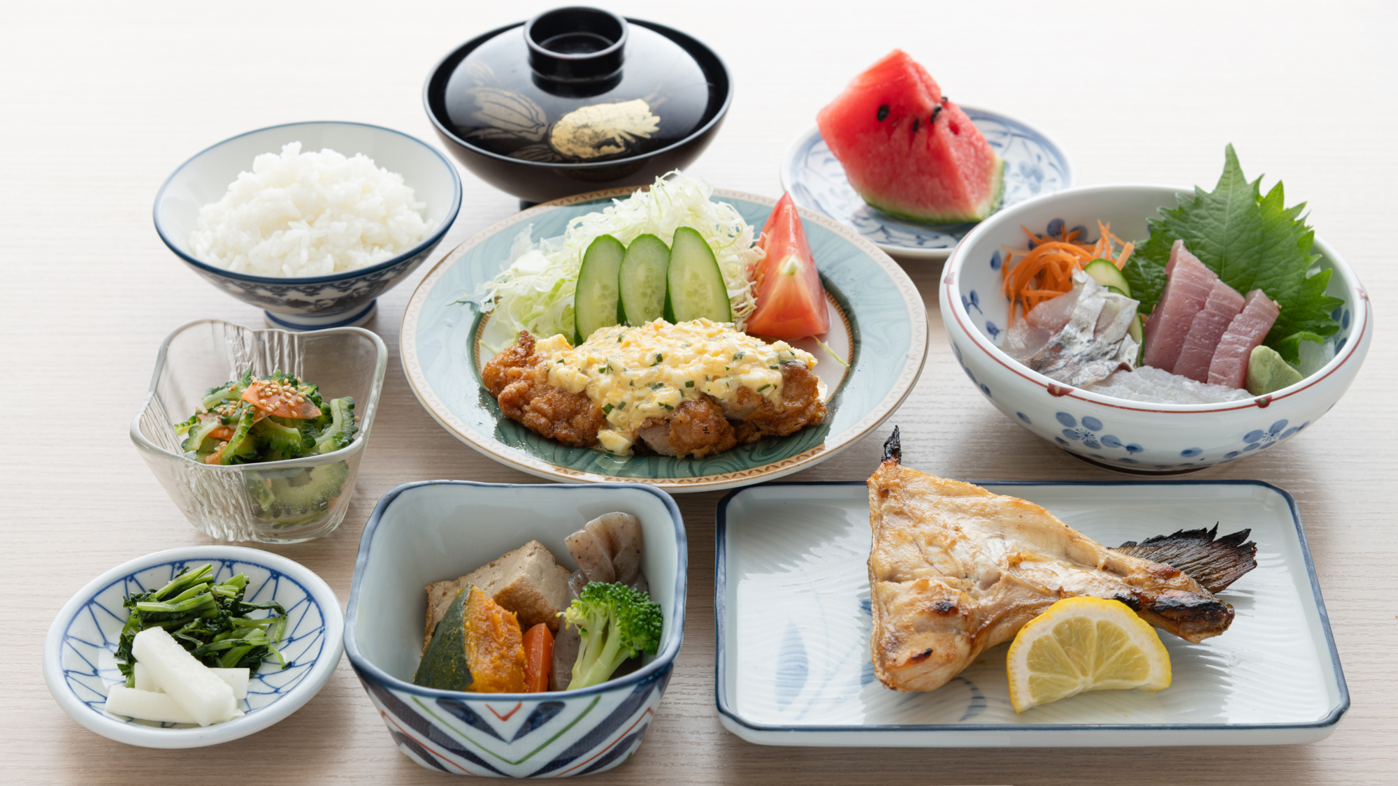 *【夕食一例】日替わりで宮崎名物のチキン南蛮や地元で獲れたお魚を使用したメニューをご用意！