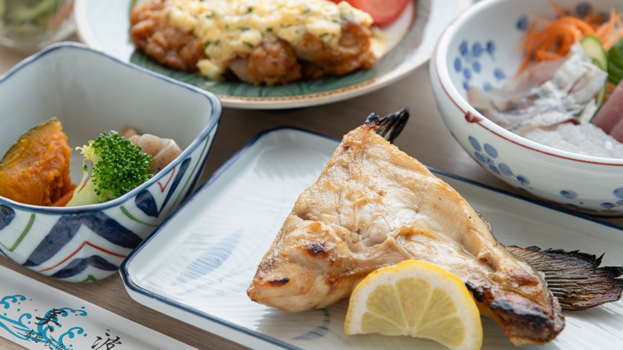 *【夕食一例】焼き魚やお肉・お刺身・小鉢などボリューム満点。