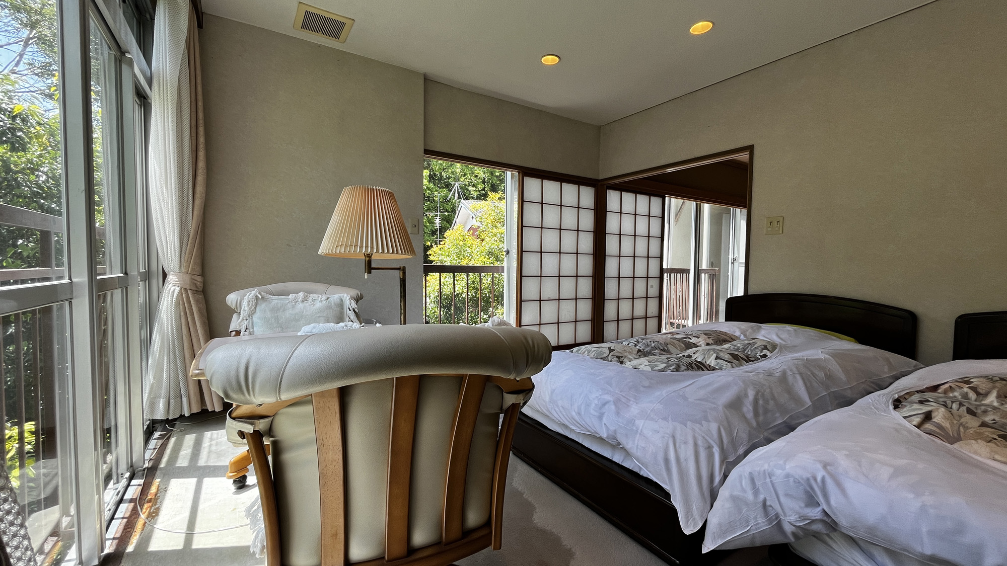 2-5名◆和室＋ベッドルーム(ツイン)：窓からは奥多摩の自然を一望できる明るいお部屋です*