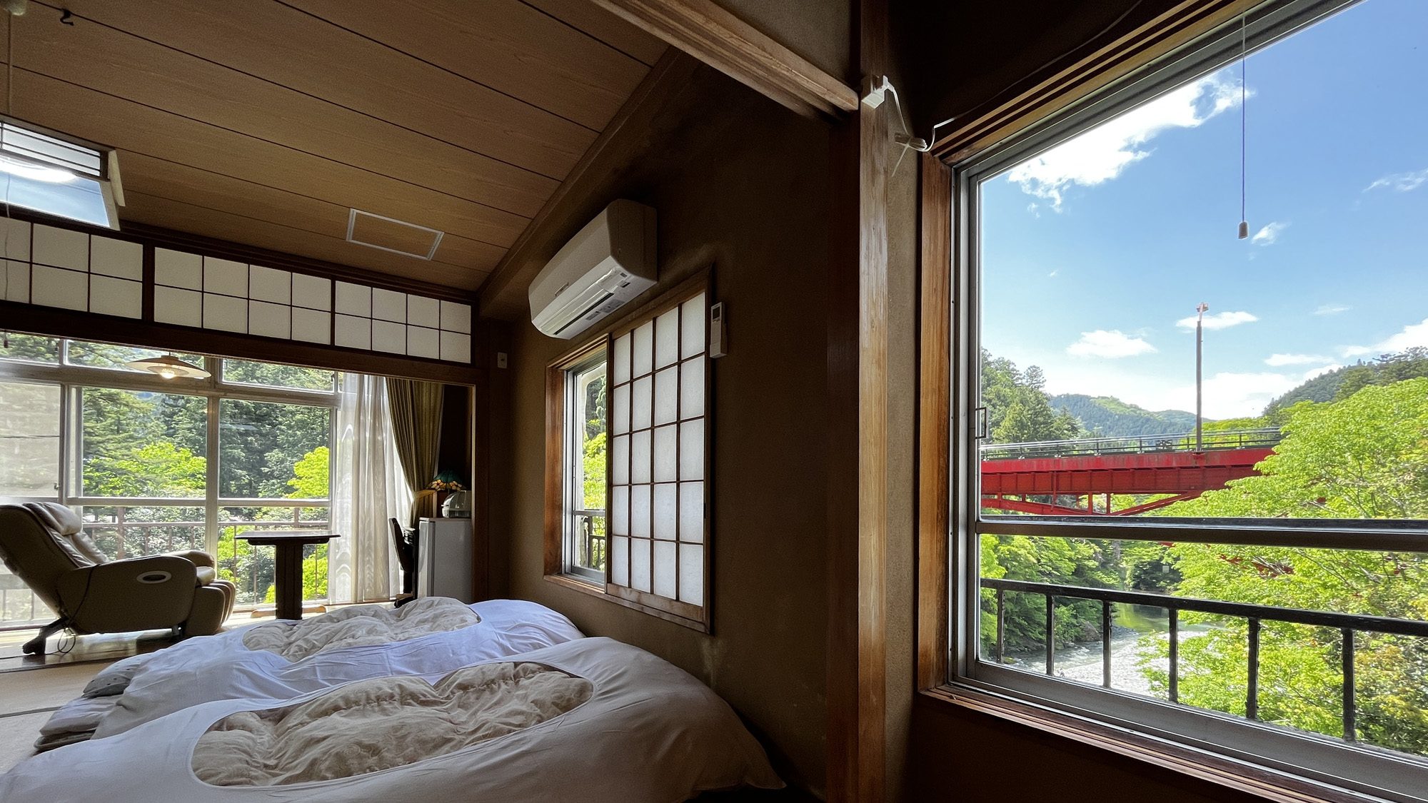 2-5名◆12畳和室：角部屋ですので奥多摩の自然を一望。川のせせらぎで癒やされるお部屋です*