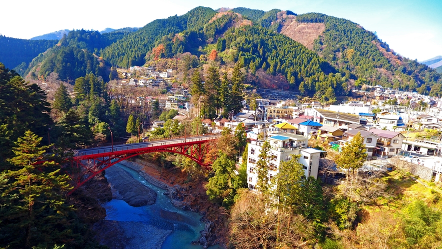 多摩川の渓谷に掛かる昭和橋と玉翠荘