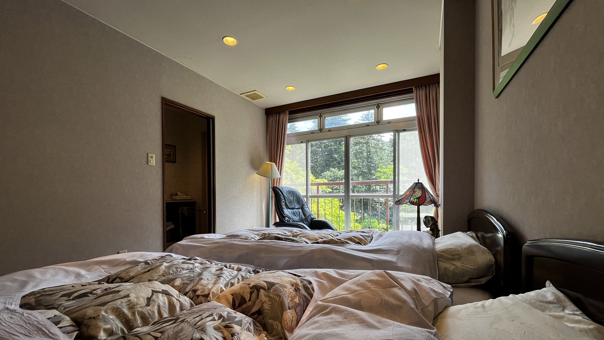 2-3名◆和室＋ベッドルーム(ツイン)：窓からは奥多摩の自然をご覧いただけます*