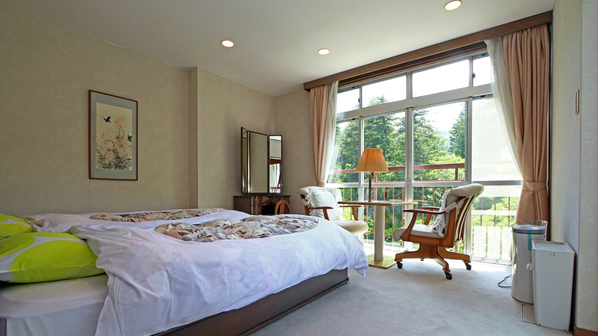 2-5名◆和室＋ベッドルーム(ツイン)：窓からは奥多摩の自然を一望できる明るいお部屋です*