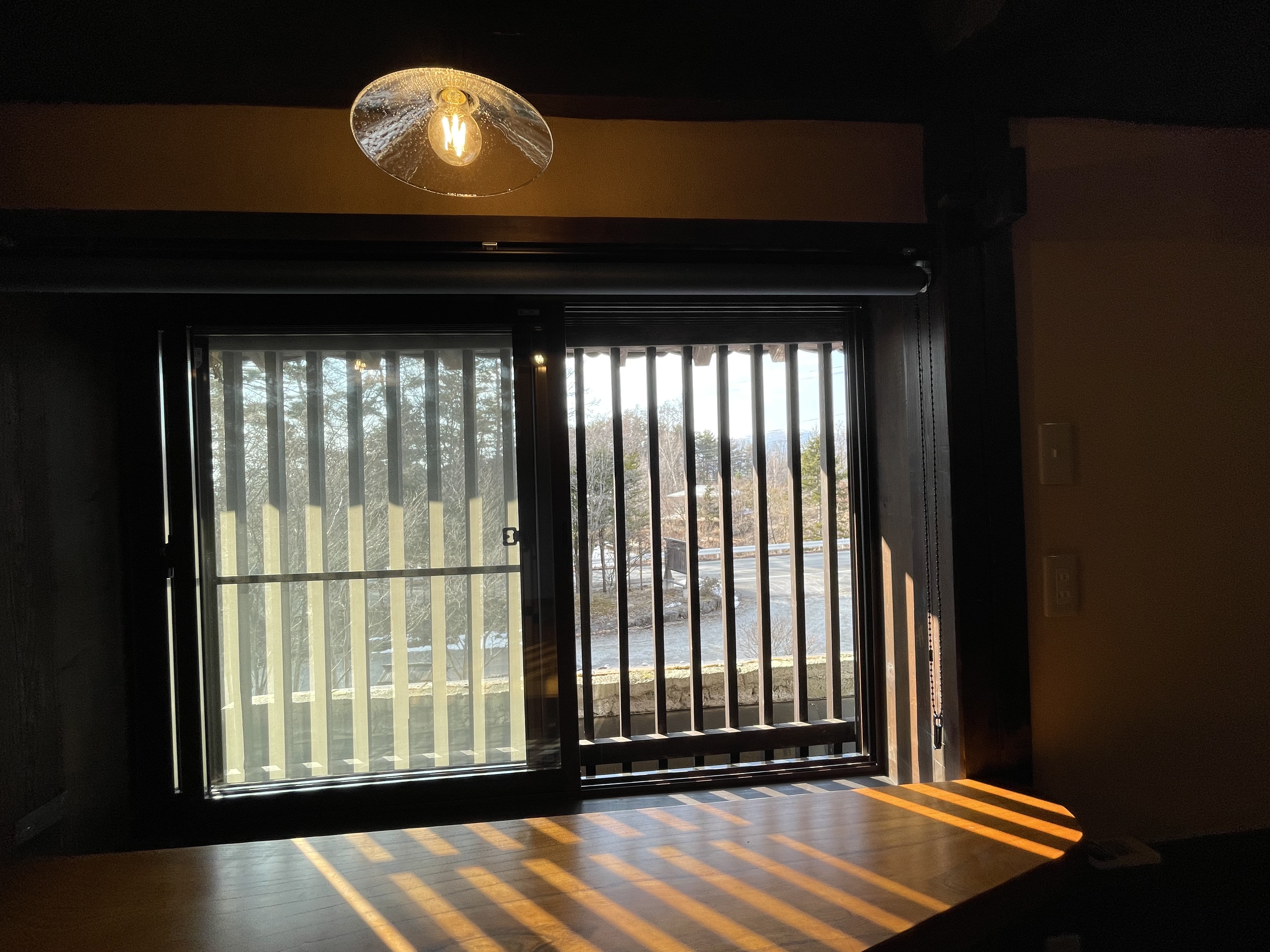 八ヶ岳部屋　窓辺のテーブルコーナー