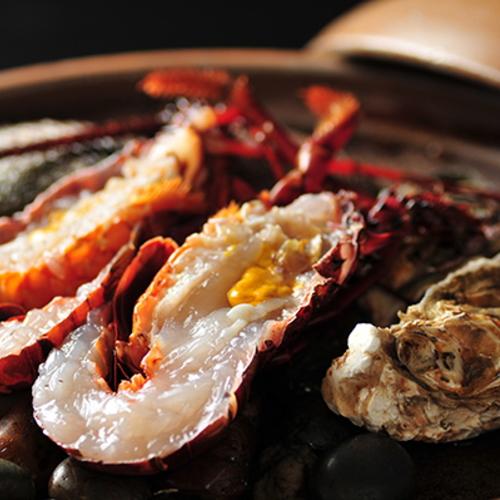 伊勢海老一匹と貝の宝楽焼です。