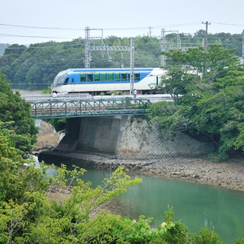 【鉄道の見える海側和室】