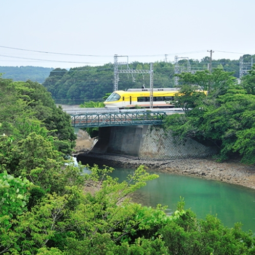 【鉄道の見える海側和室】