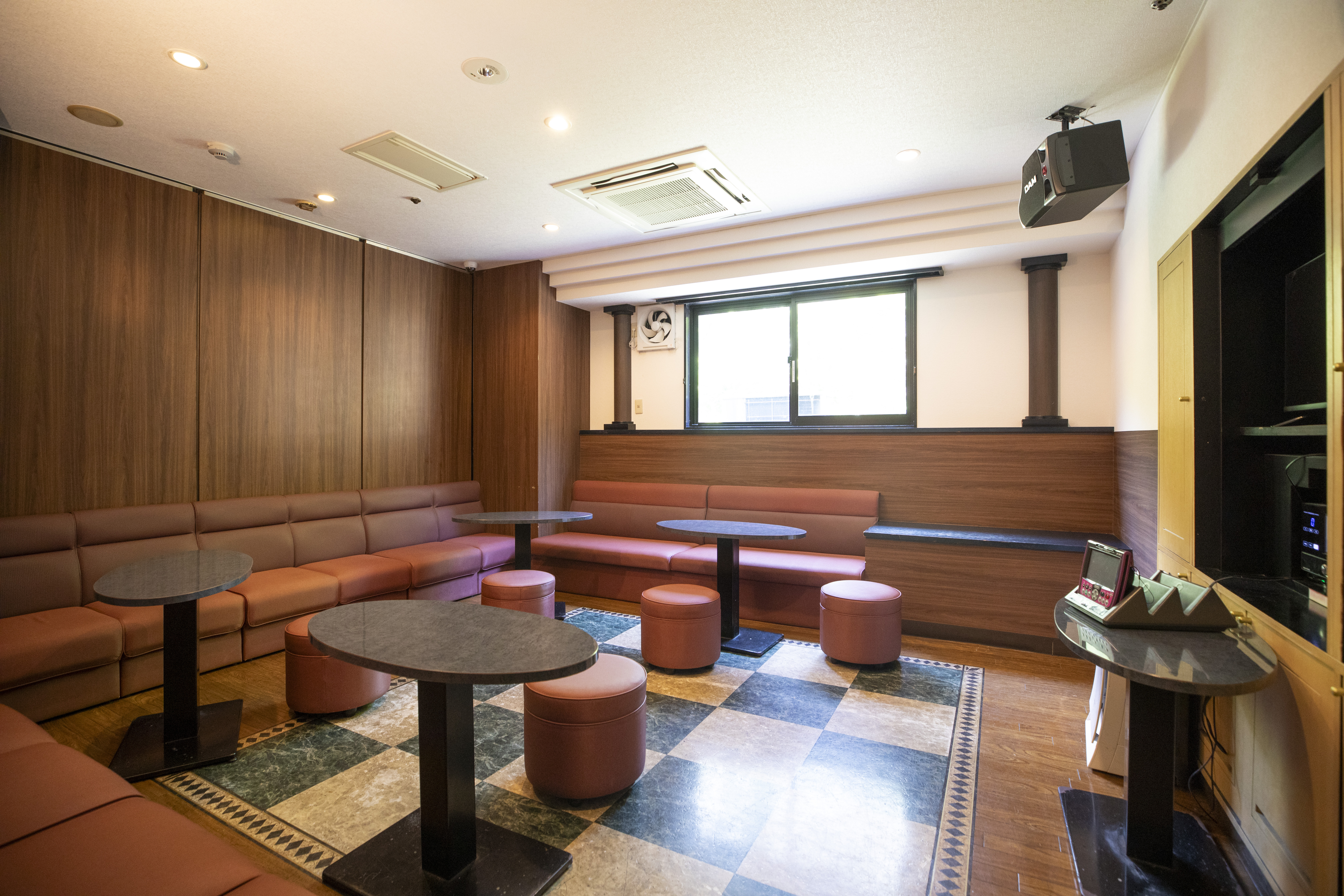 【個室カラオケルーム】